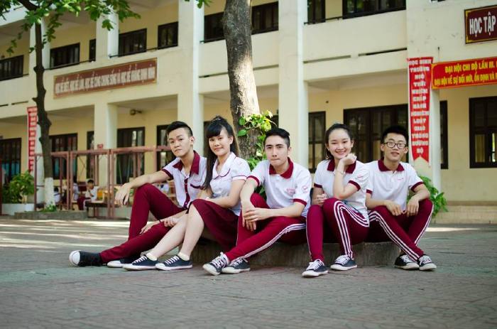 Bộ quần áo thể dục với gam màu đỏ nổi bật