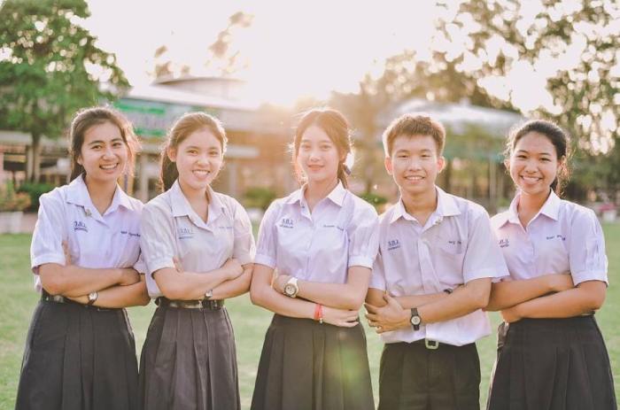Áo sơ mi trắng tay bồng phối cùng váy dáng dài