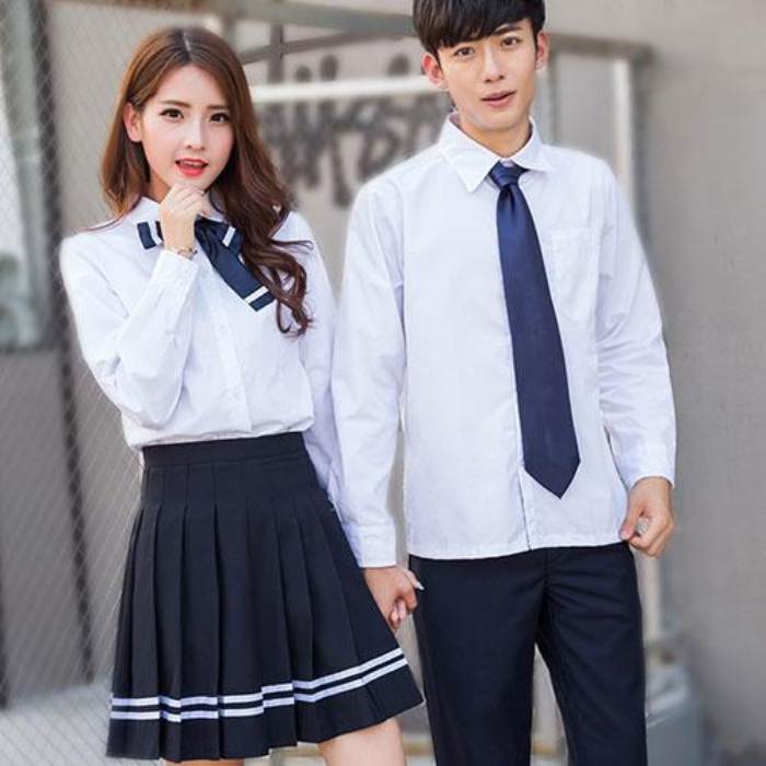 Nam, nữ sinh rạng rỡ trong chiếc áo sơ mi trắng dài tay