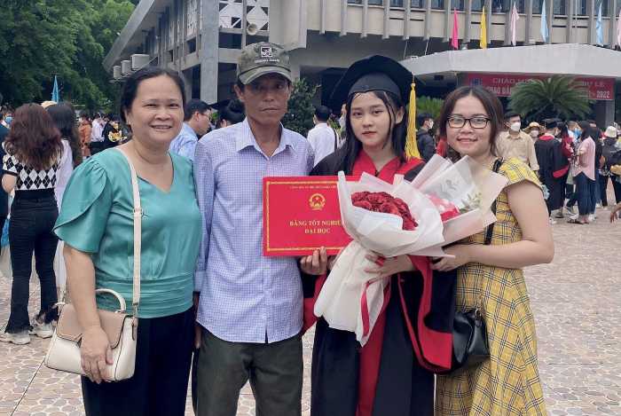 Hình ảnh nữ sinh chụp ảnh cùng gia đình