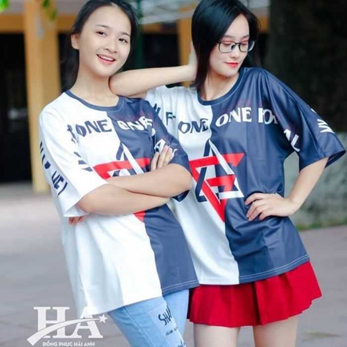 Chiếc áo lớp với hình in, logo độc đáo