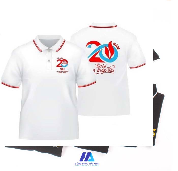 Hình in logo màu đỏ nổi bật trên nền áo trắng