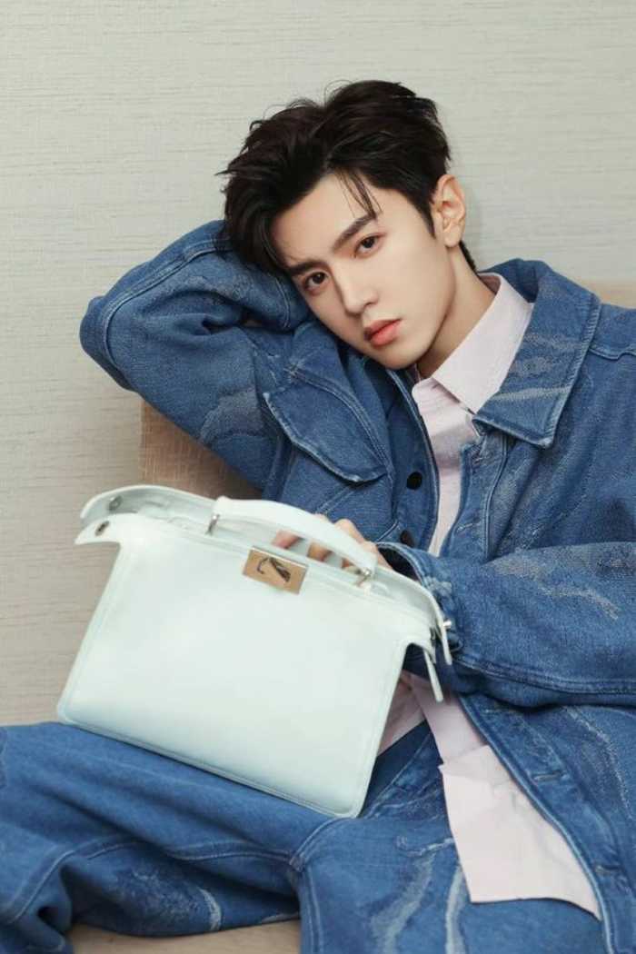 Bộ outfit local brand kết hợp giữa áo sơ mi trắng cùng quần jeans