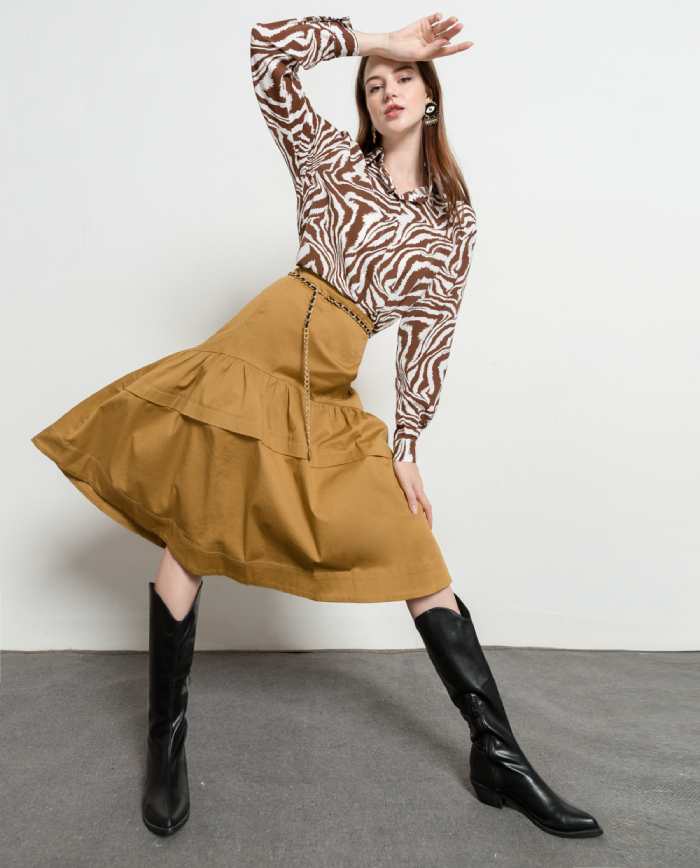 Sự kết hợp giữa áo sweater, váy xoè cùng boot