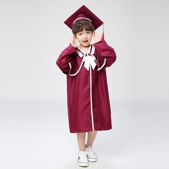 Mẫu áo cử nhân cho bé thiết kế tông màu đỏ