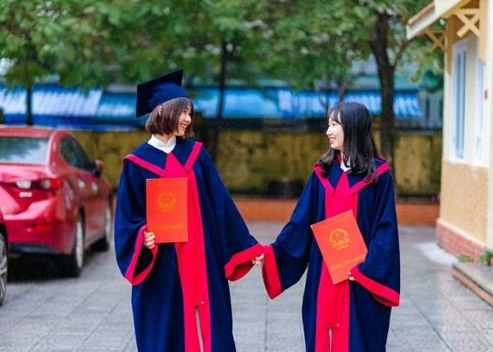 Tạo dáng chụp ảnh kỷ yếu 2 người đơn giản