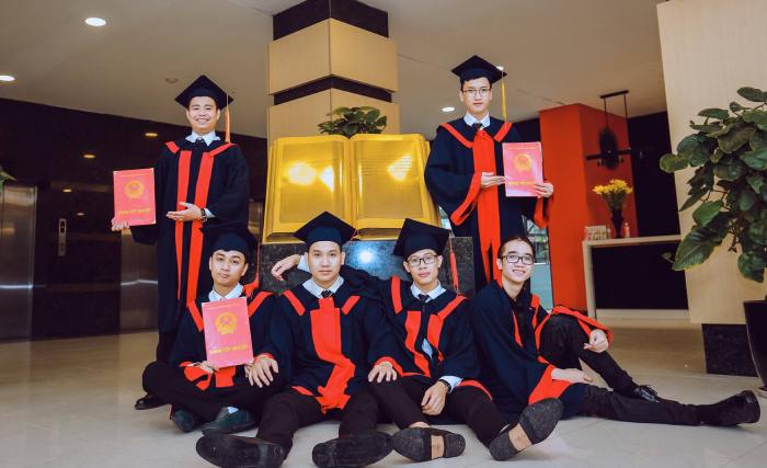 Tạo dáng cùng nhóm bạn nam đơn giản, dễ thực hiện