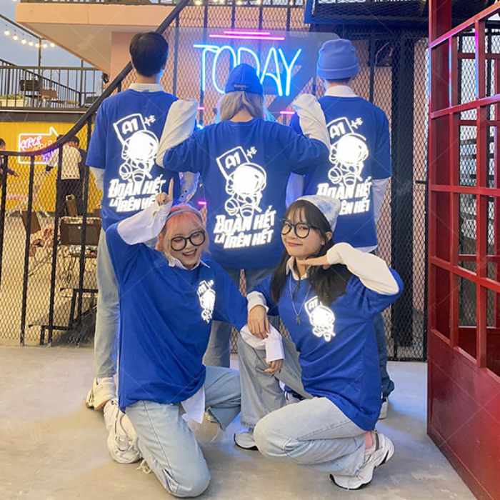 Hình in phản quang nổi bật trên nền áo màu xanh dương