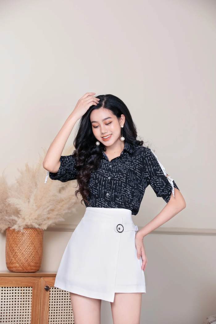 Mẫu áo cổ 2 ve kết hợp cùng váy ngắn