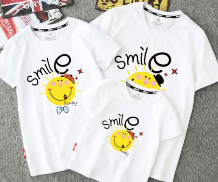 Chiếc áo in hình mặt cười cùng slogan smile