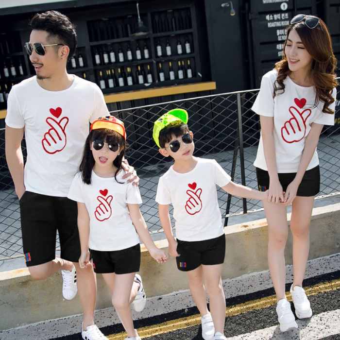 Mẫu áo đồng phục gia đình màu trắng với hình in độc đáo