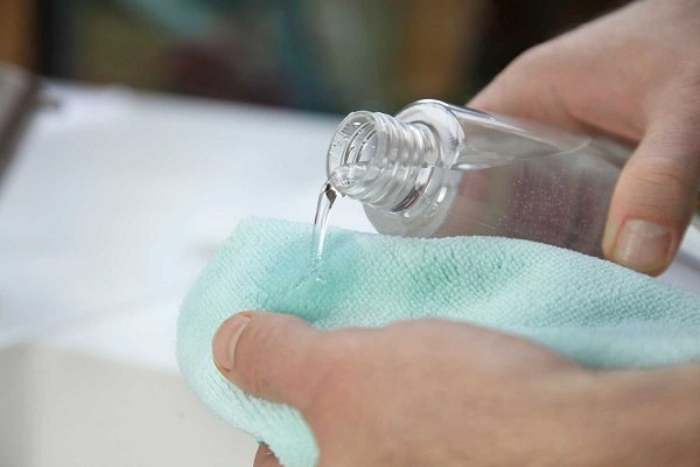 Phương pháp sử dụng cồn để tách hình bị dính