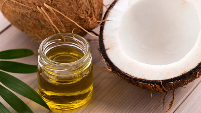 Dầu dừa là phương pháp hữu hiệu được nhiều người sử dụng