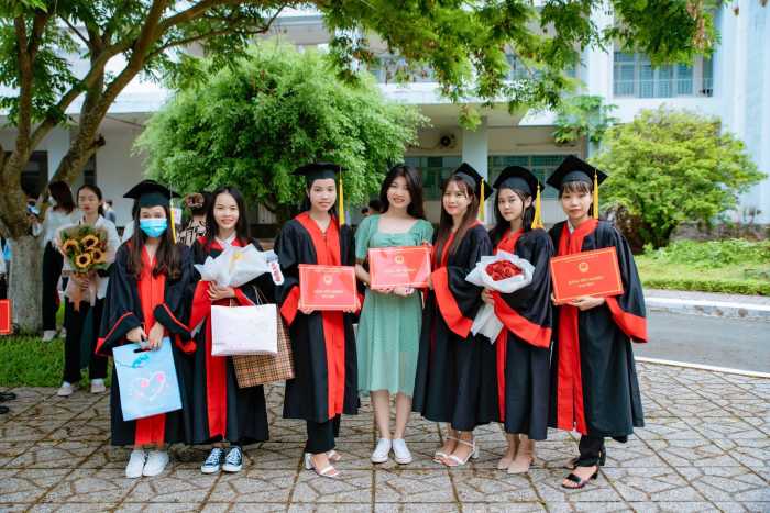 Nữ sinh Kim Thy đứng vị trí thứ 2 từ bên phải bức ảnh