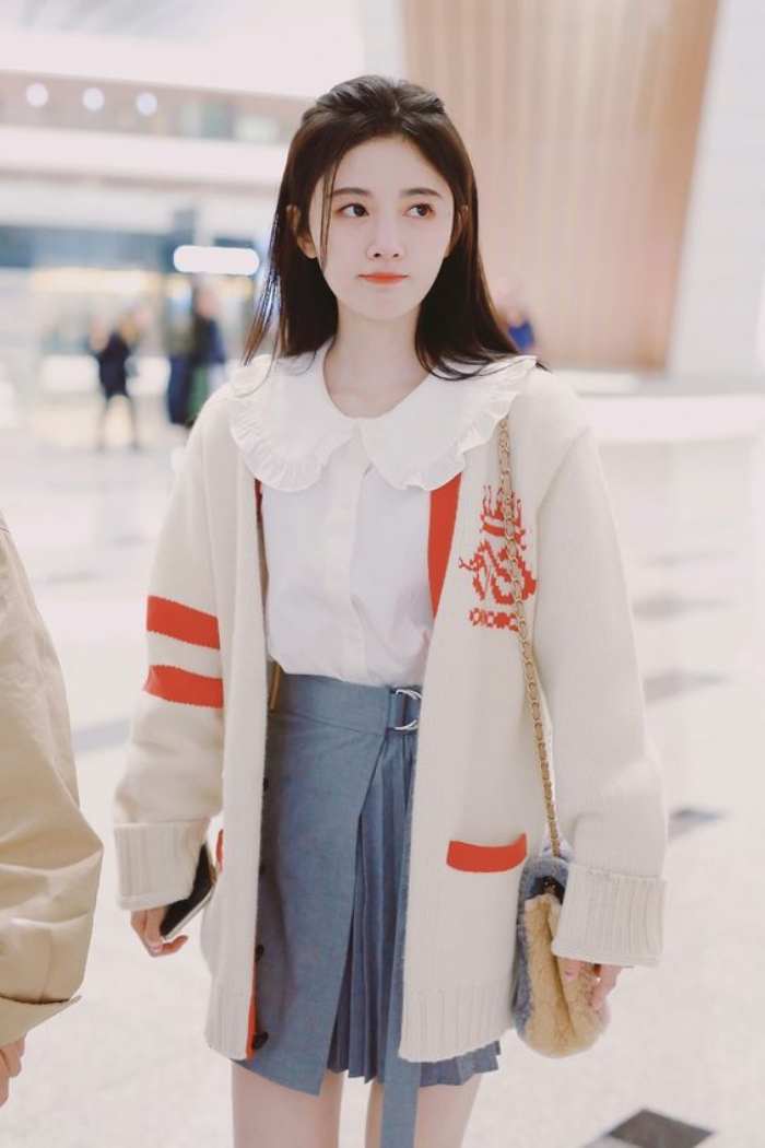 Phối áo cardigan cùng váy ngắn