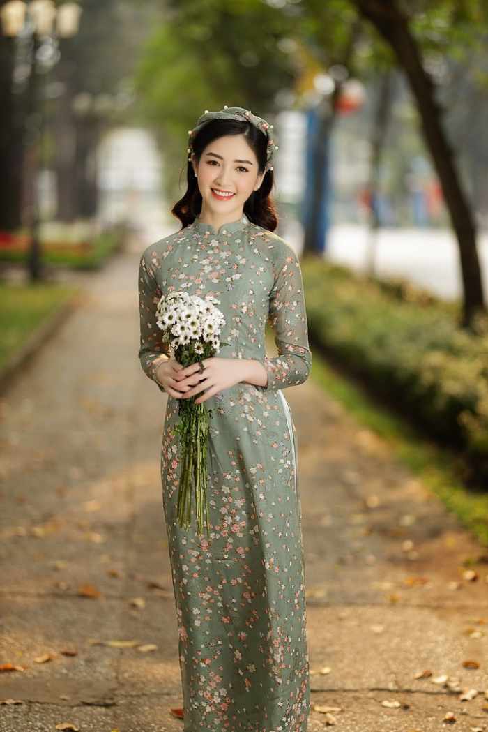 Mẫu áo dài giáo viên họa tiết hoa nhí trẻ trung