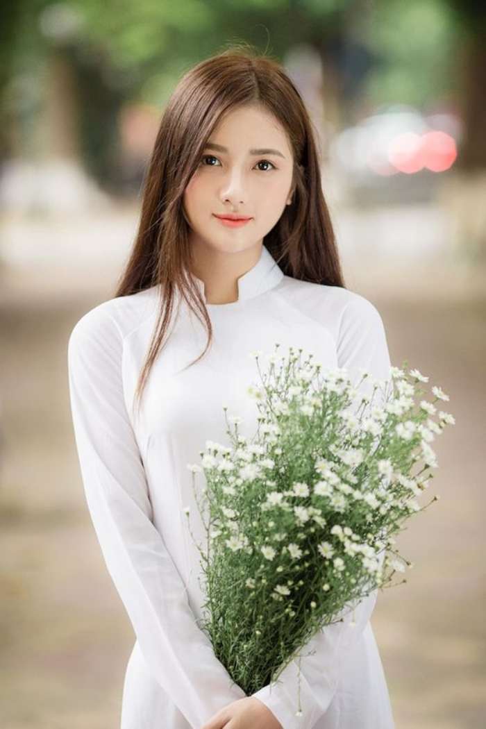 Nữ sinh rạng rỡ trong chiếc áo dài học sinh cổ vuông
