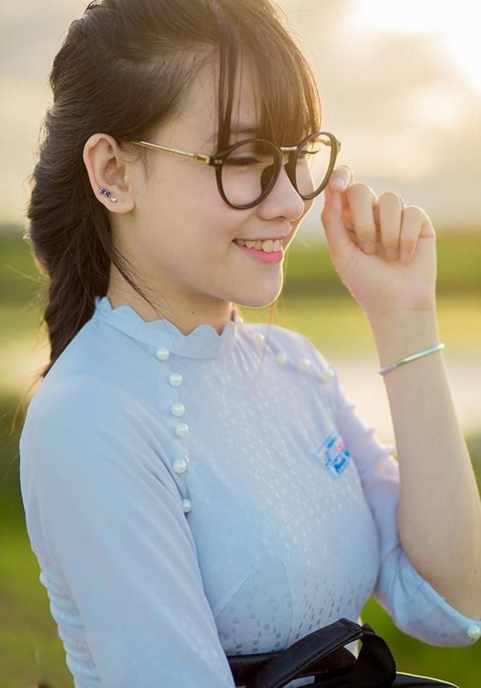 Mẫu áo dài lớp 10 thiết kế phần cổ cách điệu độc đáo