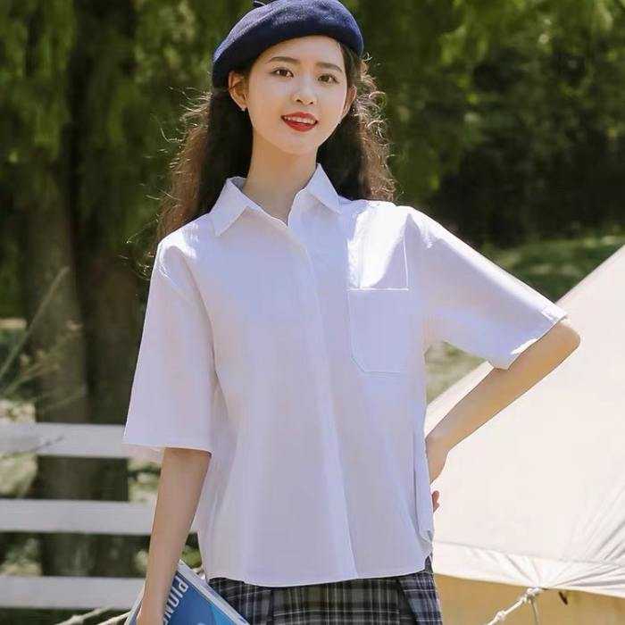 Trang phục áo sơ mi trắng cộc tay đơn giản