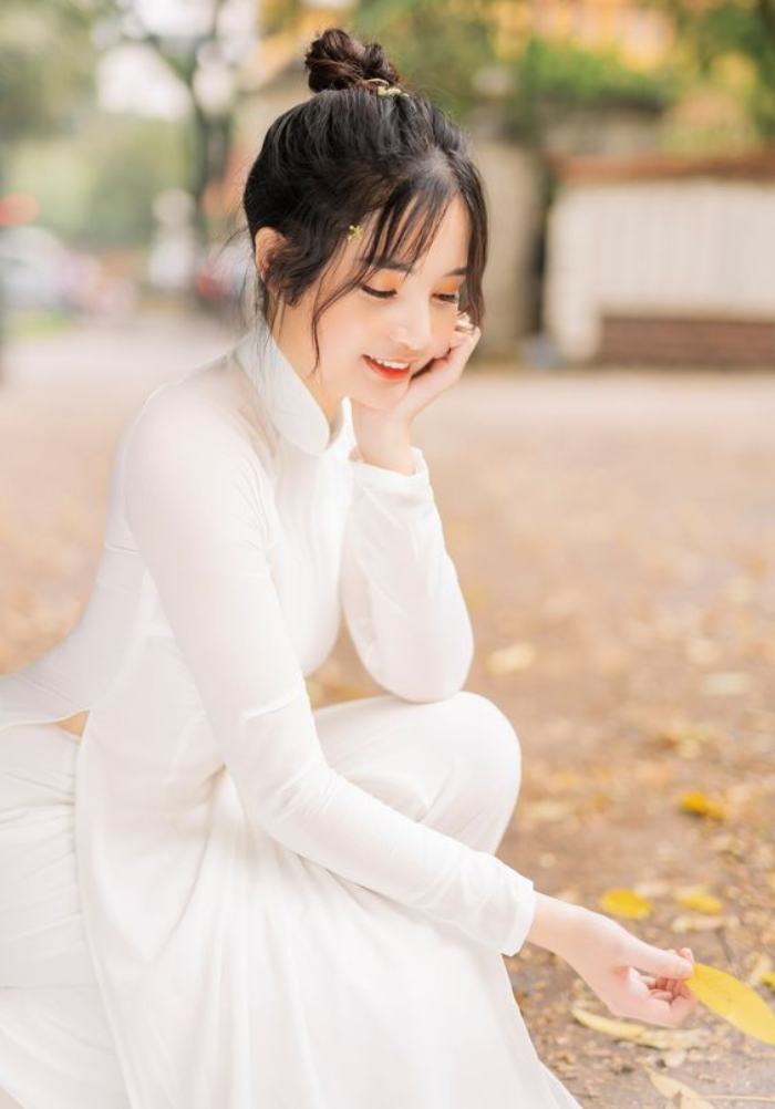 Phụ kiện sử dụng cùng áo dài là kẹp tóc, khuyên tai