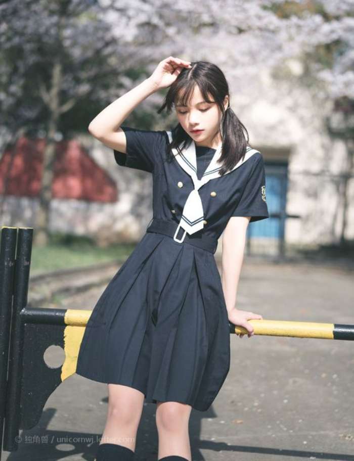 Mẫy váy liền thân duyên dáng, thanh lịch