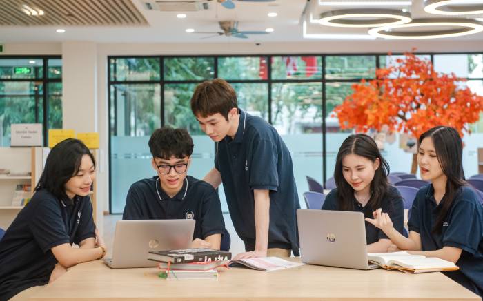 Đồng phục Vinschool thiết kế kiểu dáng áo có cổ, ngắn tay