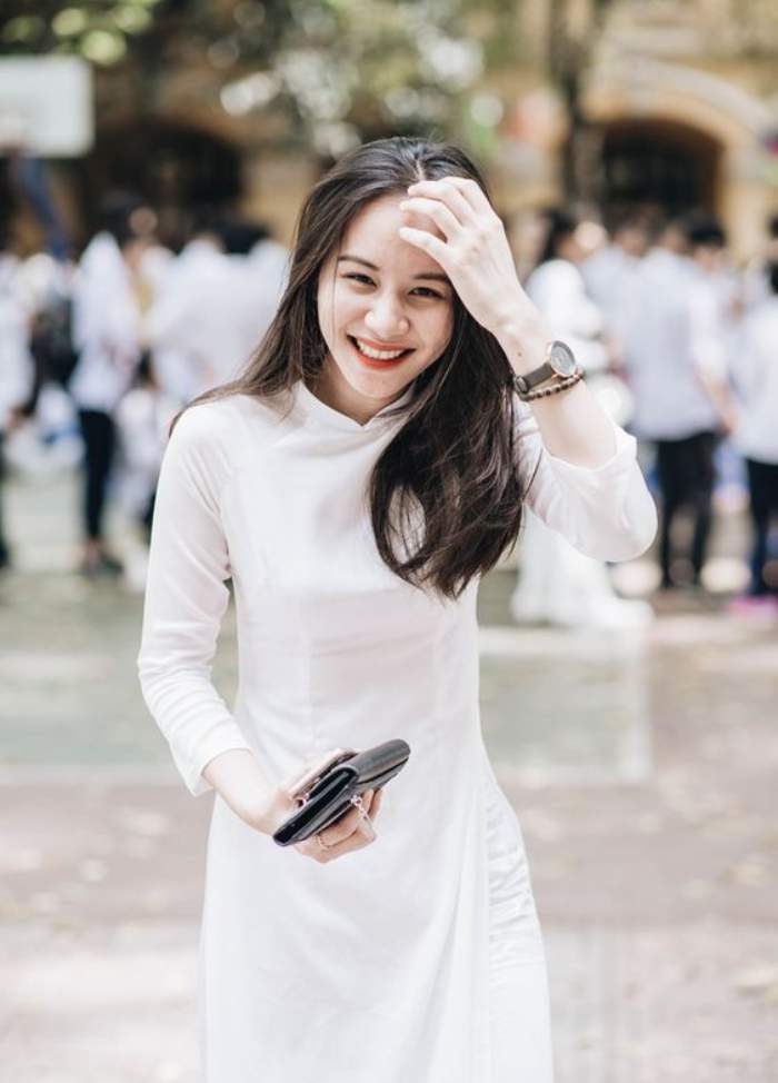 Áo dài trắng dành cho nữ sinh mặc vào ngày khai giảng