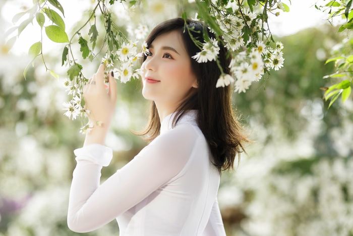 Vẻ đep thướt tha của bạn nữ trong trang phục áo dài học sinh