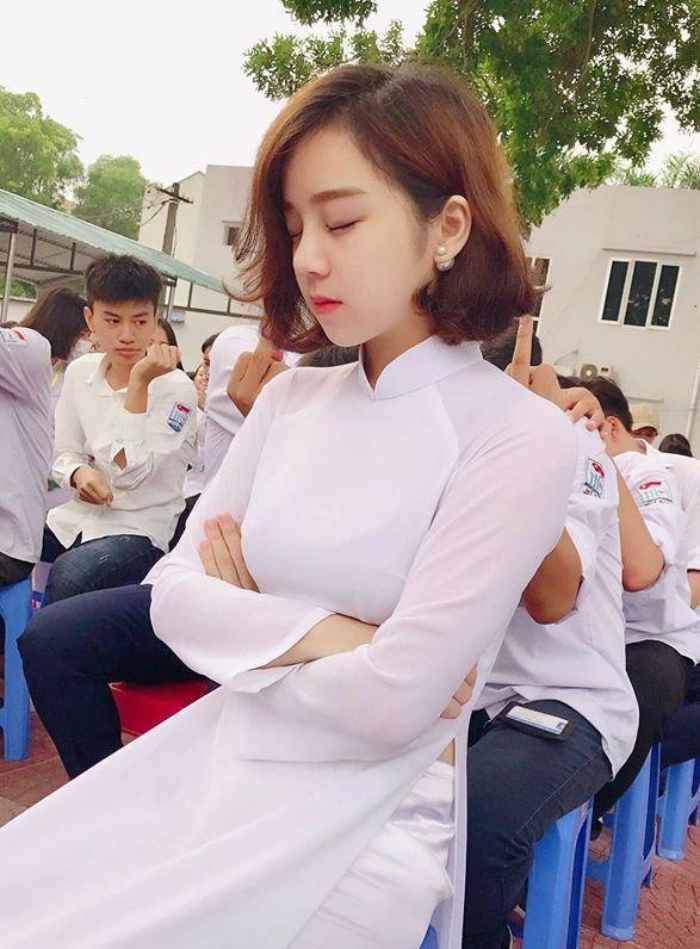 Nữ sinh tóc ngắn ngang vai uốn cụp