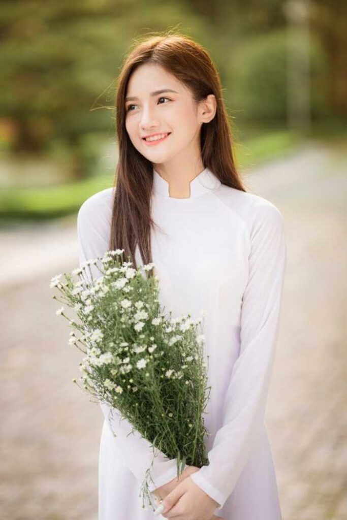 Thiết kế tà áo dài trắng kiểu dáng cổ hình chữ U