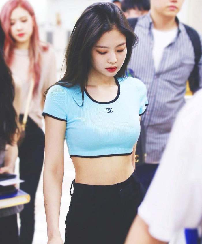 Mẫu áo croptop mang phong cách cá tính, hiện đại