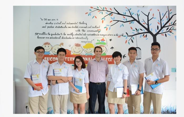 Áo sơ mi trắng thiết truyền thống kết hợp cùng quần hoặc váy