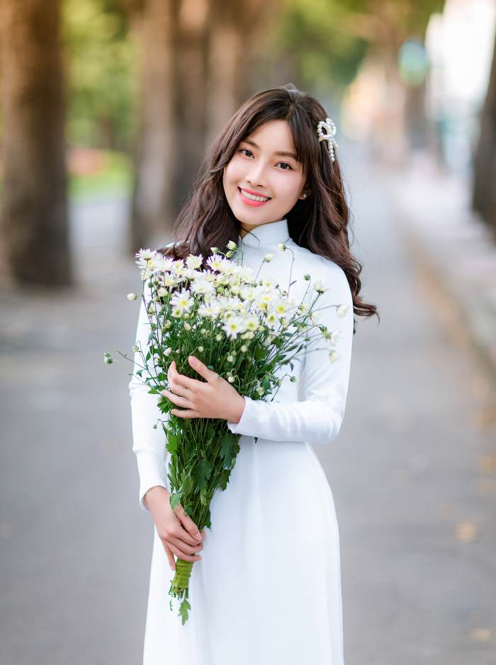 Nàng cần sử dụng phấn tạo khối màu tối ở vùng trán và cằm với gương mặt trái xoan