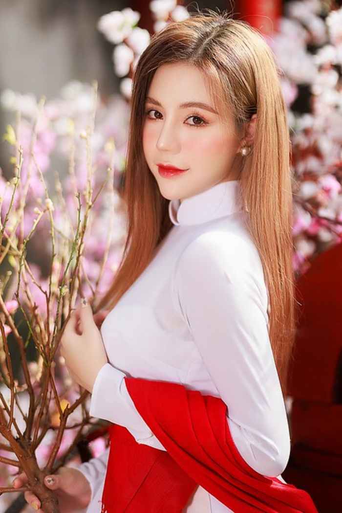Tone màu đỏ đậm phù hợp với những cô nàng có làn da trắng