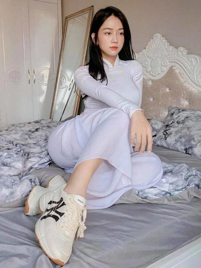 Nữ sinh tự tin mặc áo dài học sinh kết hợp cùng giày thể thao