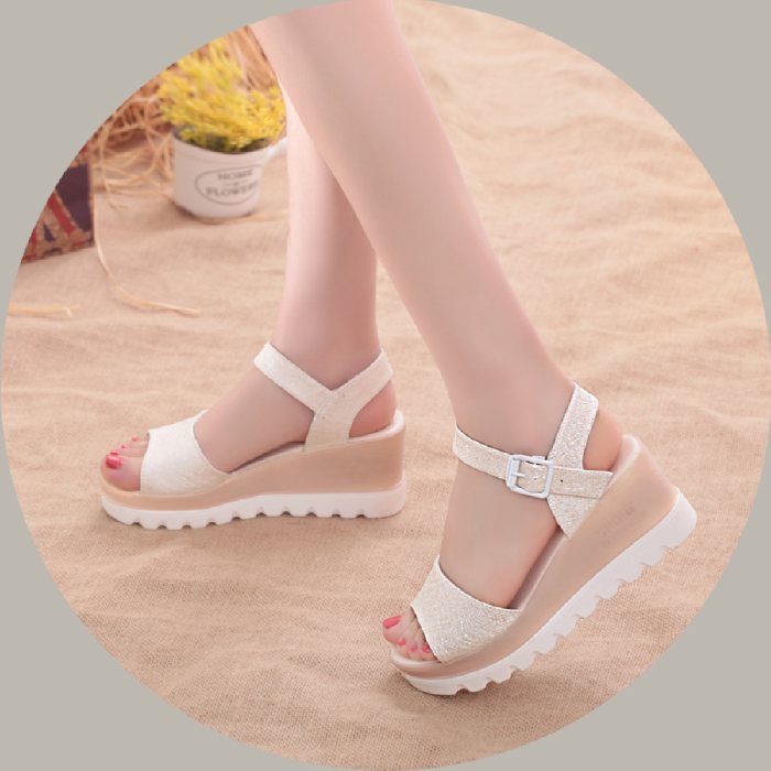 Mặc áo dài kết hợp cùng giày sandal đế xuồng giúp các nàng thoải mái chạy nhảy