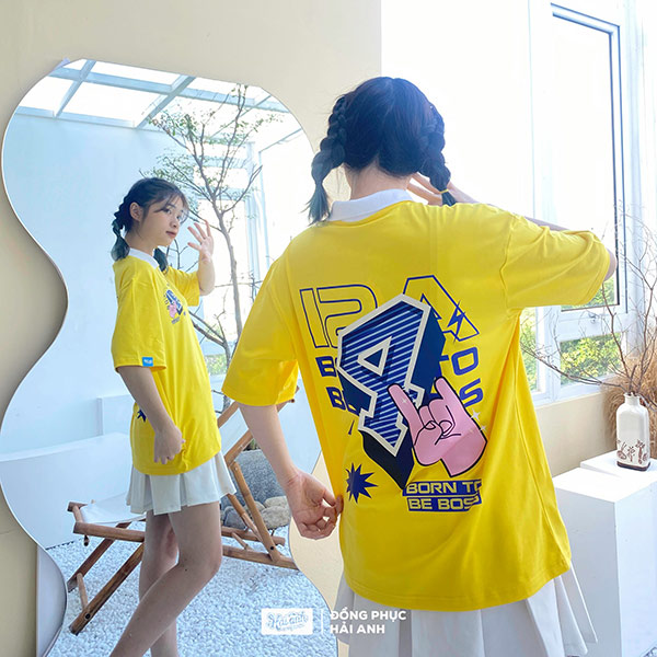 Kết hợp chân váy với áo lớp màu vàng có cổ