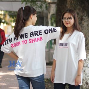 Mẫu áo lớp FlyZ màu trắng dáng oversize trẻ trung, năng động