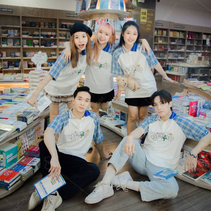 Mẫu đồng phục lớp Young+ Mocha Yêu A1 cao hơn cả núi dài hơn cả sông