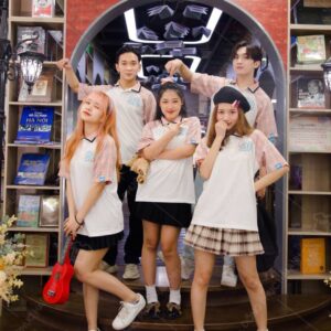 Mẫu áo lớp Young+ Soya có cổ tay lỡ kẻ caro Thanh Xuân 9A có nhau