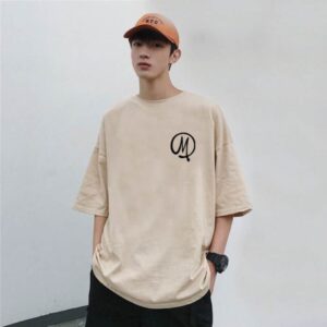 Áo thun in hình bắt mắt kiểu dáng oversize được nhiều bạn trẻ yêu thích