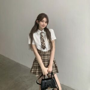 Đồng phục học sinh áo sơ mi trắng và váy kẻ caro